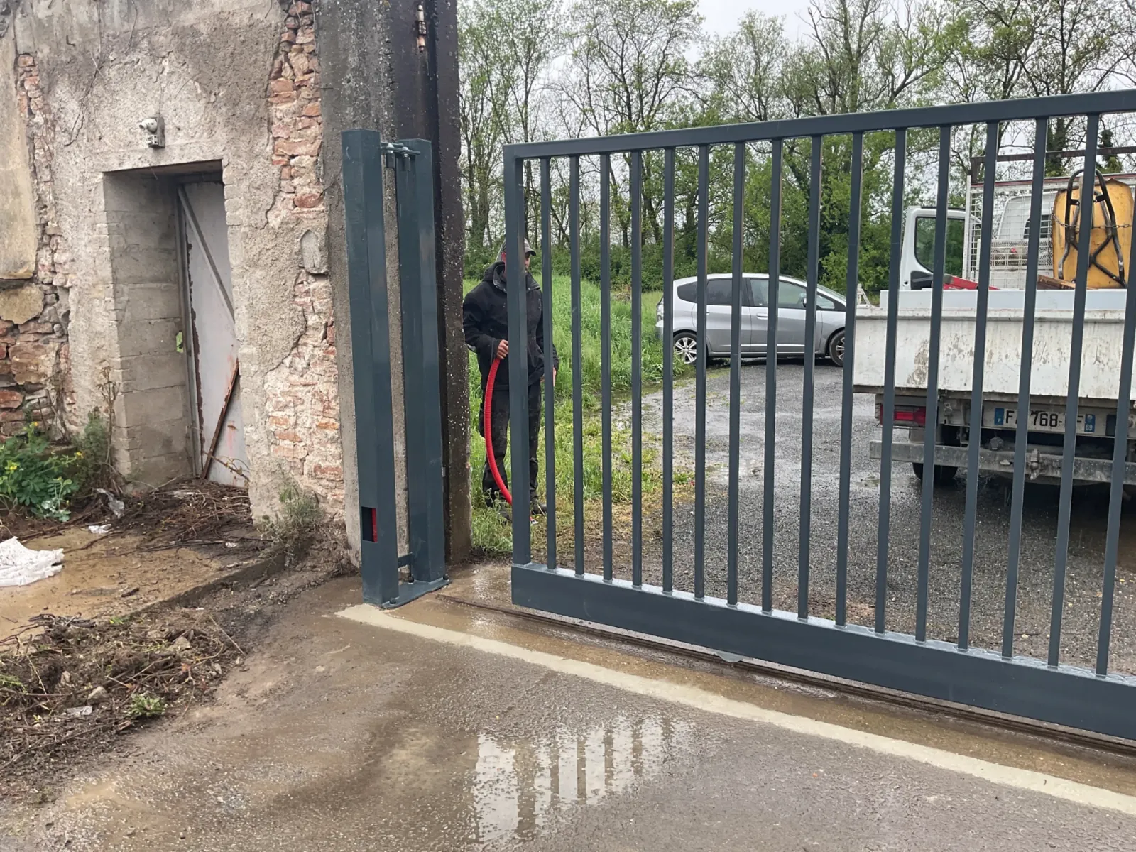 Fabrication et installation d'un garde corps sur mesure en acier galvanisé pour une déchetterie près de Tarare 69170
