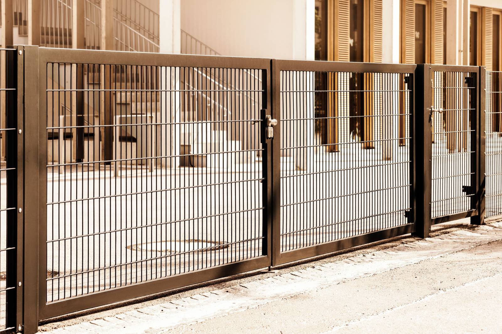 Conception et installation de portillon intégré à un portail motorisé à Villefranche sur Saône, près de Lyon