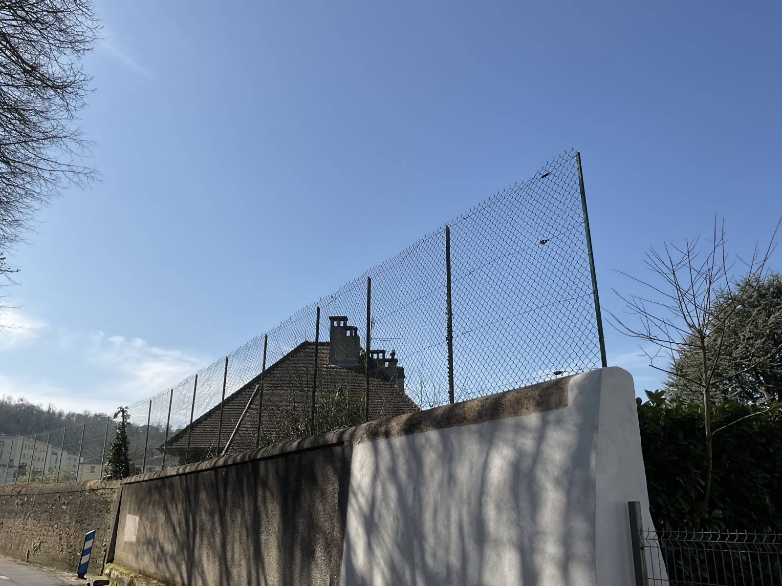 Obtenir un devis personnalisé pour la conception d'un portail coulissant motorisé en acier à Lyon en Rhône-Alpes