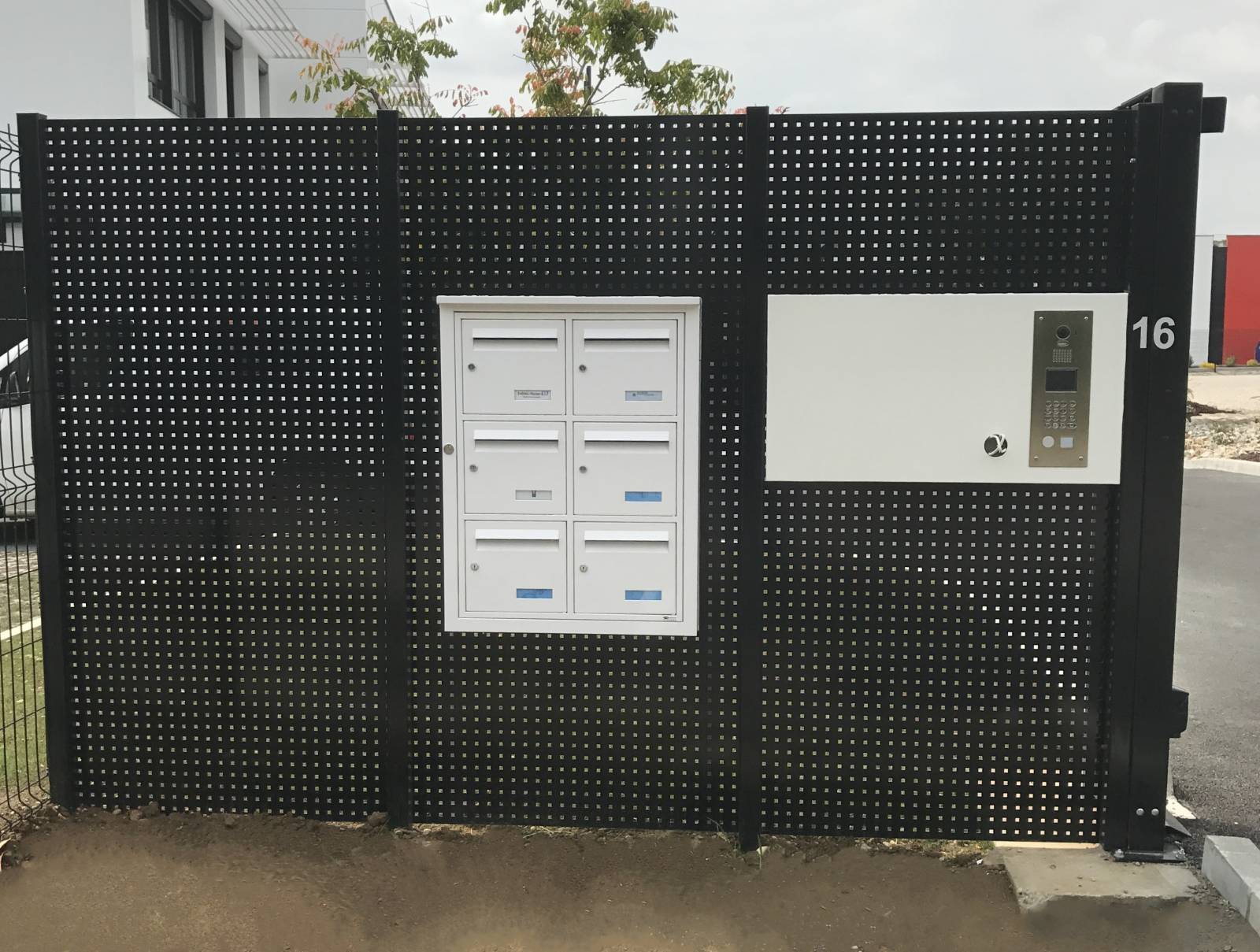Fabrication sur mesure de portail battant en acier grillagé avec système d’ouverture automatique pour copropriété à Bourg-en-Bresse dans l'Ain