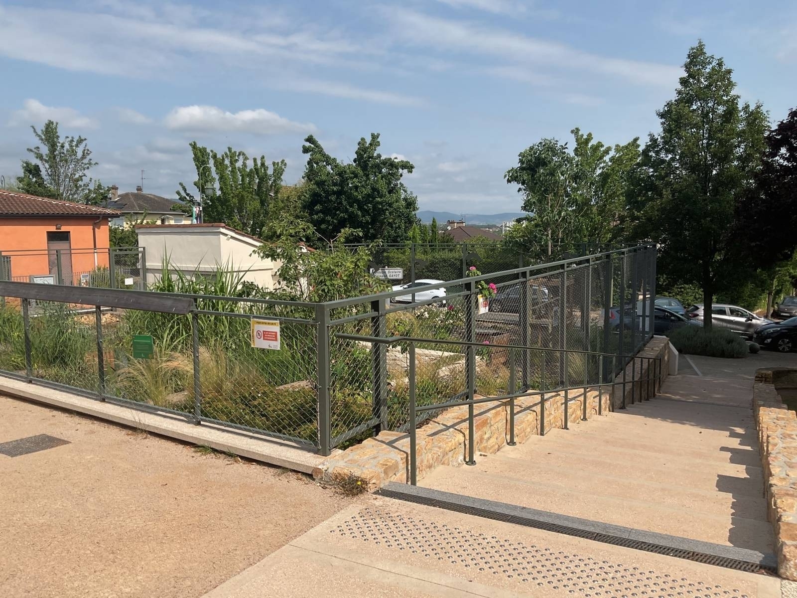 Fabrication sur mesure de portail battant en acier grillagé avec système d’ouverture automatique pour copropriété près de Tarare 69170