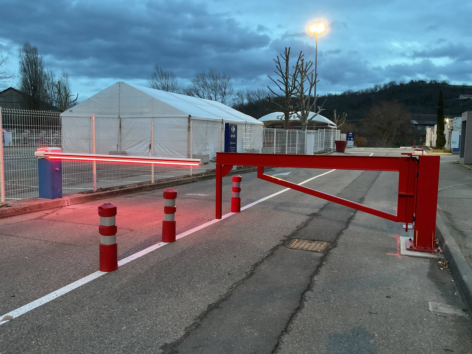 Pose de dalle béton antidérapante pour sécuriser un chemin d’accès à l’entrée d’un commerce à Lyon en Rhône-Alpes