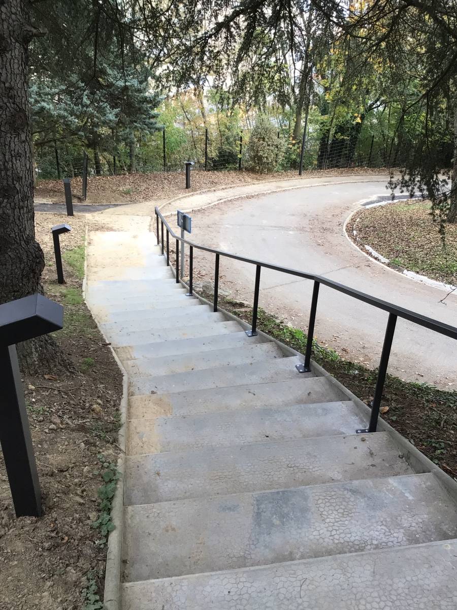 Réalisation de mur de soutènement en béton armé pour sécuriser les abords d’un parking d’entreprise près de Roanne 42300
