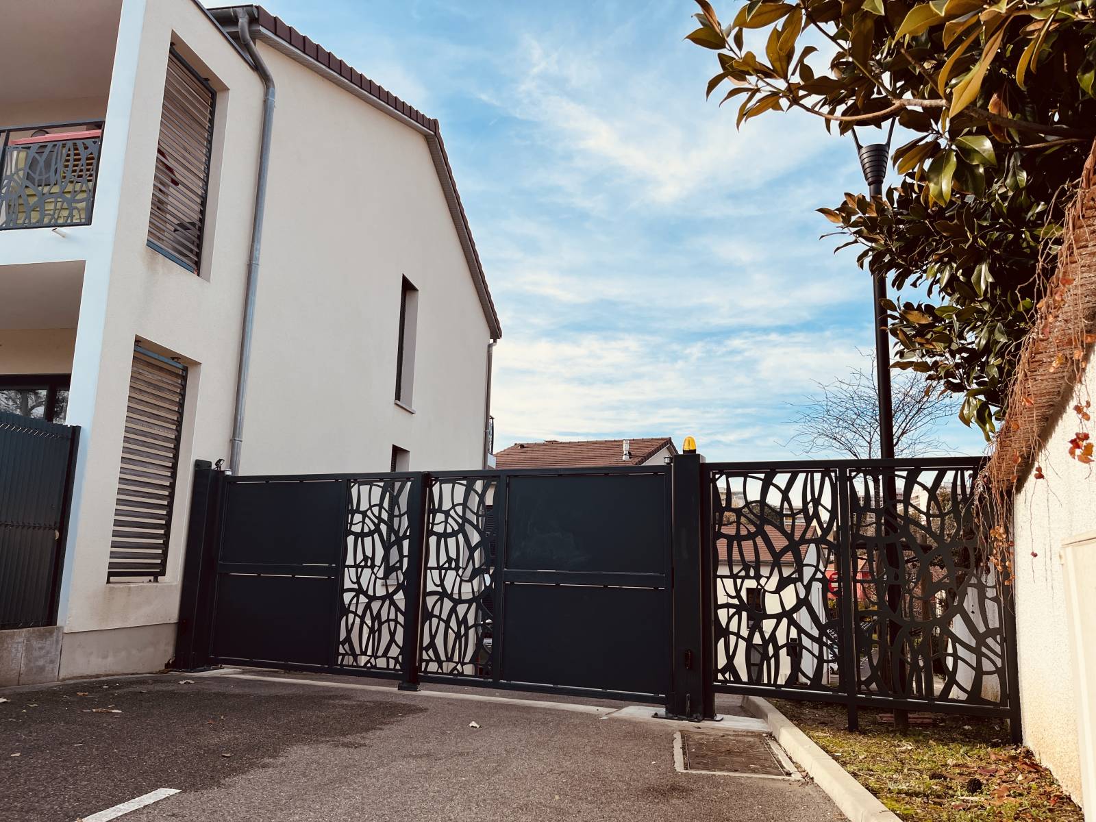 Conception et installation de portail suspendu motorisé en aluminium barreaudé pour bureaux près de Roanne 42300