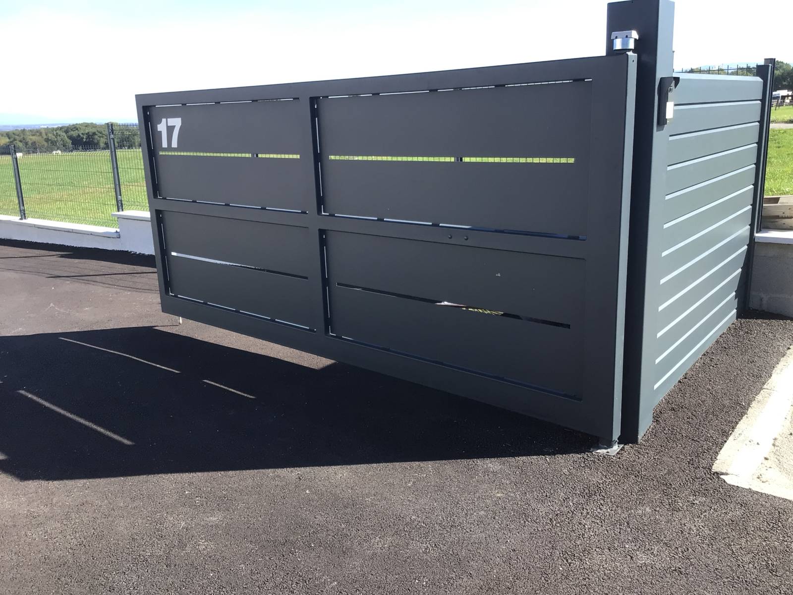 Fabrication de portails coulissants pour un immeuble en copropriete près de Tarare 69170