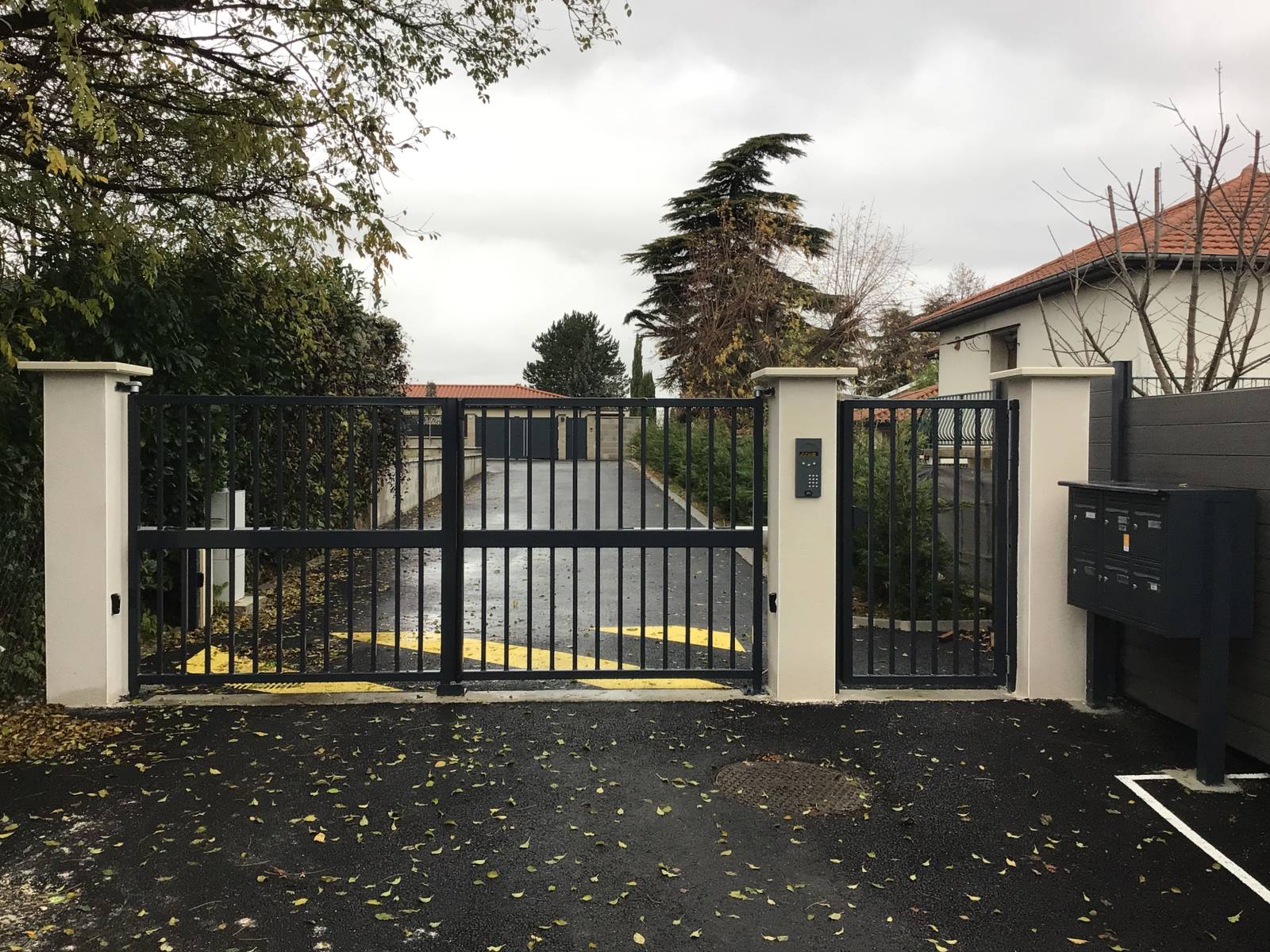 Entreprise spécialisée dans la pose de portail battant automatique avec barreaudage pour copropriétés sécurisées près de Mâcon en Saône-et-Loire