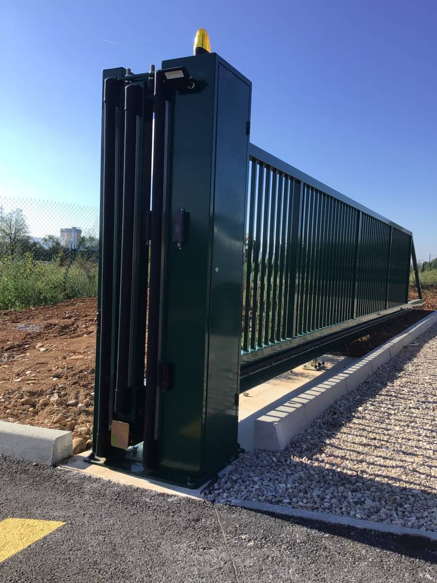 Fabrication et installation d'un garde corps sur mesure en acier galvanisé pour une déchetterie près de Vienne en Isère
