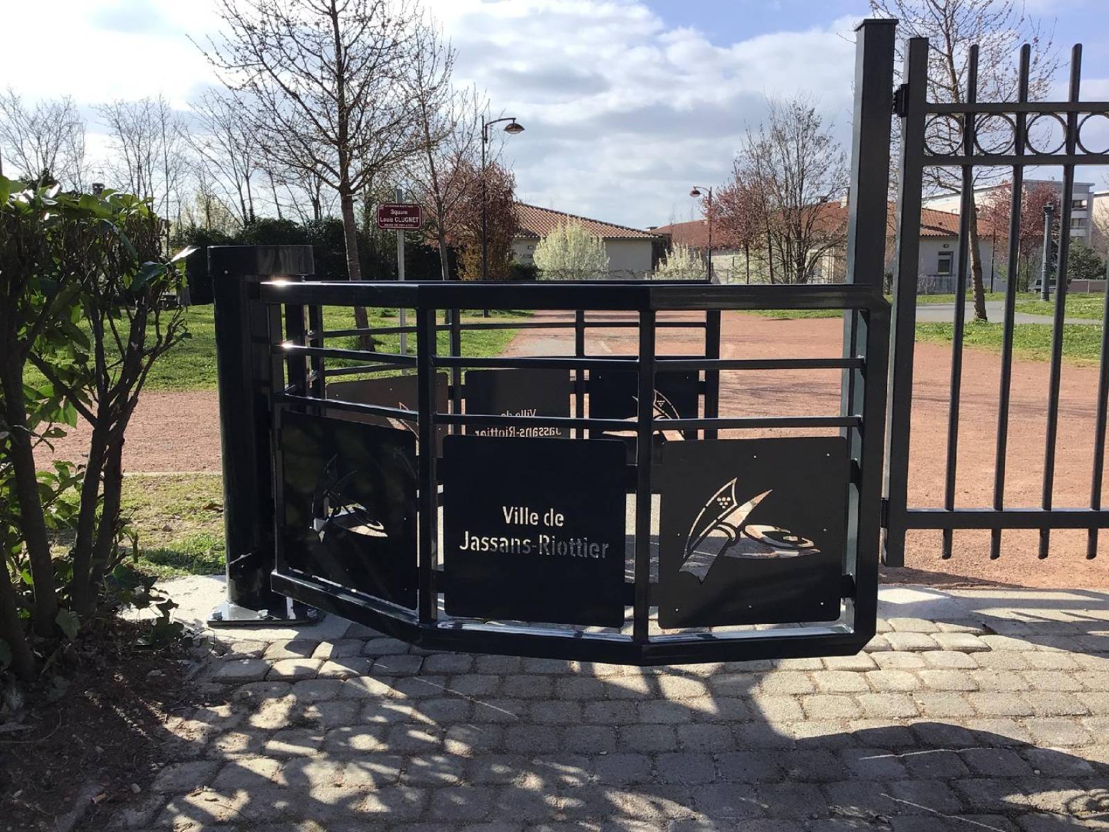 Fabrication de portails coulissants pour un immeuble en copropriete près de Roanne 42300