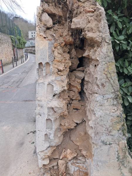 Travaux de démolition et renforcement d’un mur existant avec pose d’une clôture rigide sur plaque béton à Caluire..