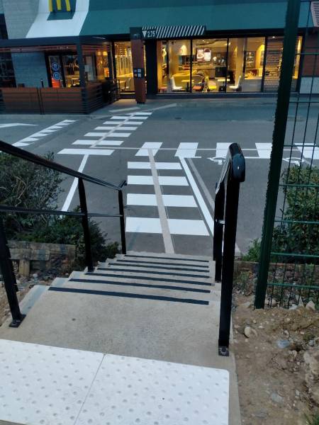 Fabrication et pose d’une rampe d’accès pour un Mac Donald à Salaise sur Sanne