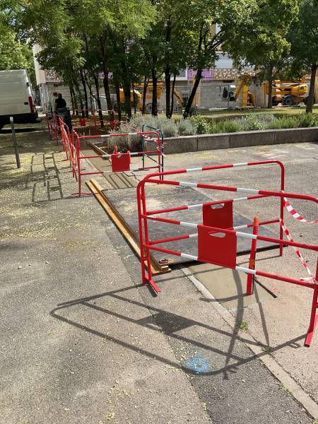 Création d’une longrine béton pour portail coulissant à Lyon – chantier sécurisé avec maintien du passage véhicules