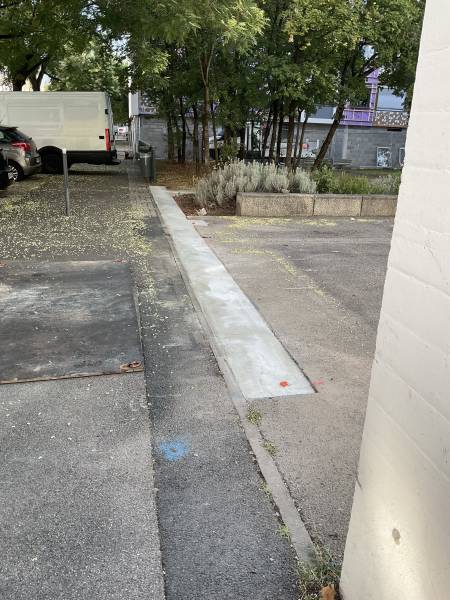 Création d’une longrine béton pour portail coulissant à Lyon – chantier sécurisé avec maintien du passage véhicules