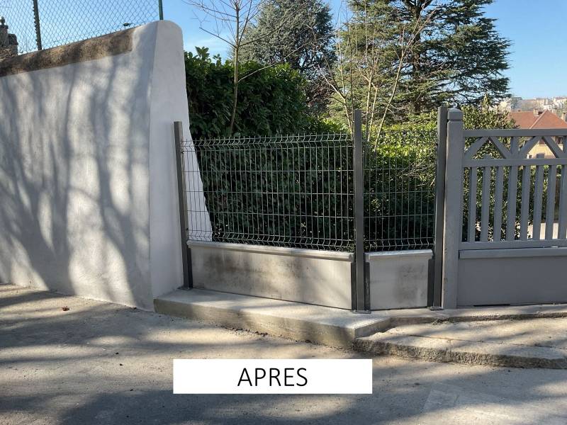 Travaux de démolition et renforcement d’un mur existant avec pose d’une clôture rigide sur plaque béton à Caluire..