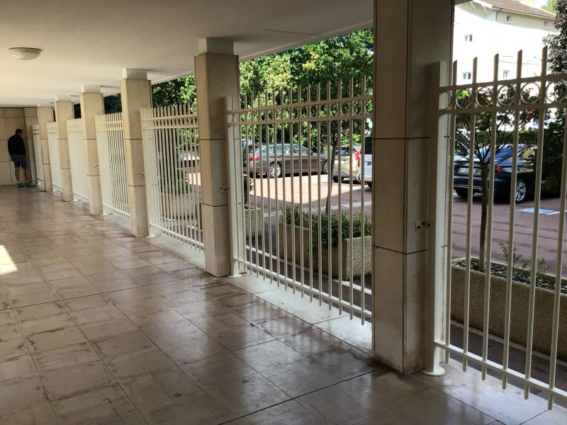 Fermeture d'un patio en barreaudage sur-mesure à Lyon.