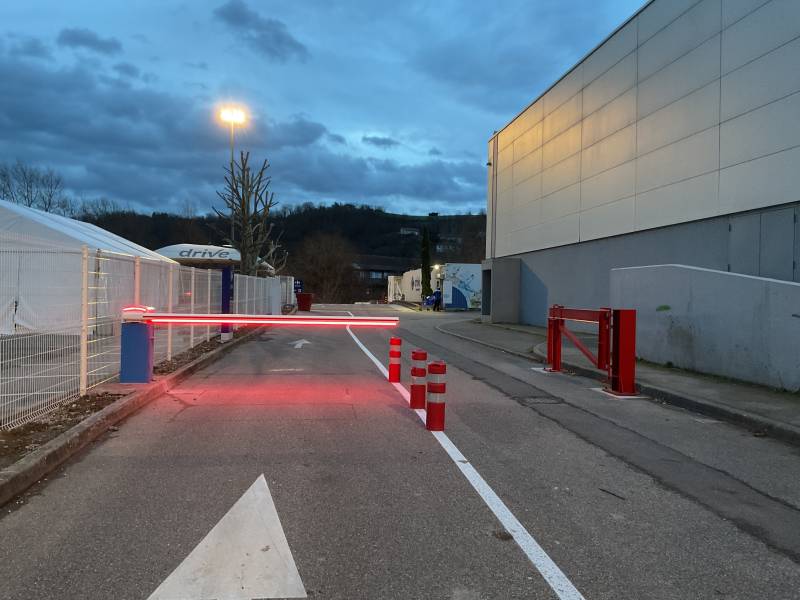 Installation d'une barrière levante automatique et d'une barrière pivotante pompier au Carrefour de Givors, près de Lyon (Rhône).