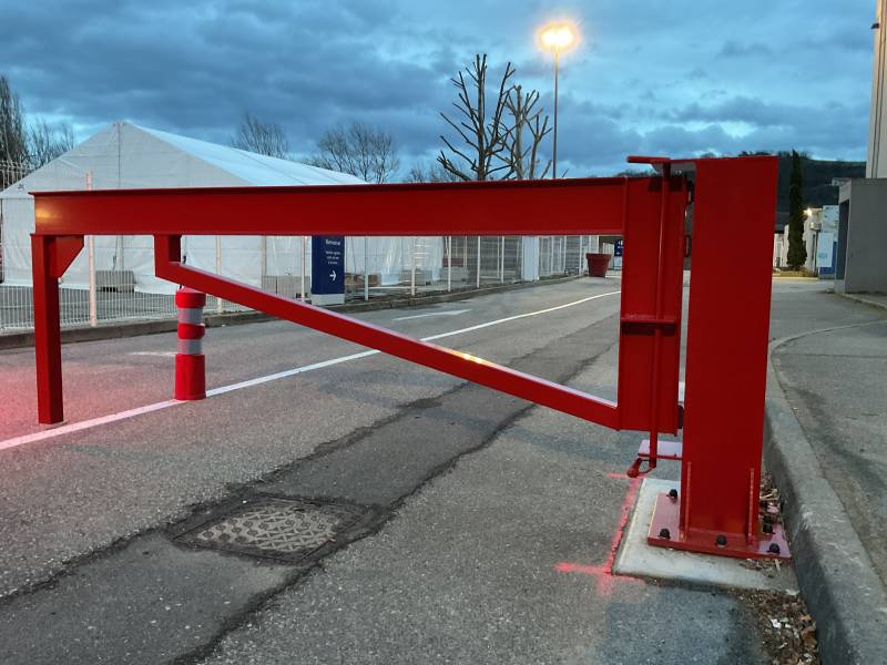 Installation d'une barrière levante automatique et d'une barrière pivotante pompier au Carrefour de Givors, près de Lyon (Rhône).