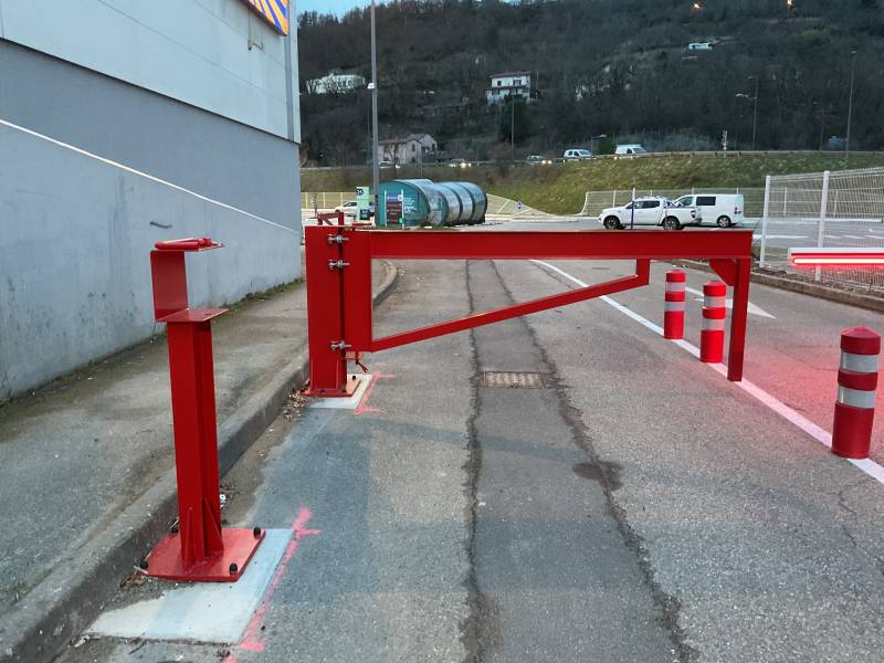 Installation d'une barrière levante automatique et d'une barrière pivotante pompier au Carrefour de Givors, près de Lyon (Rhône).