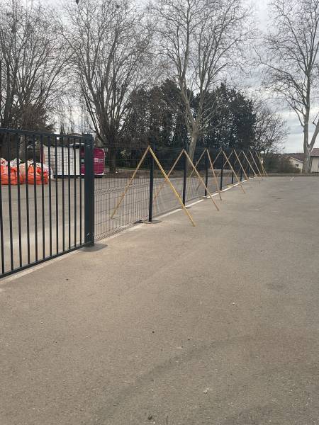Mise en place de clôture panneaux rigides et portail deux vantaux à Belleville en Beaujolais