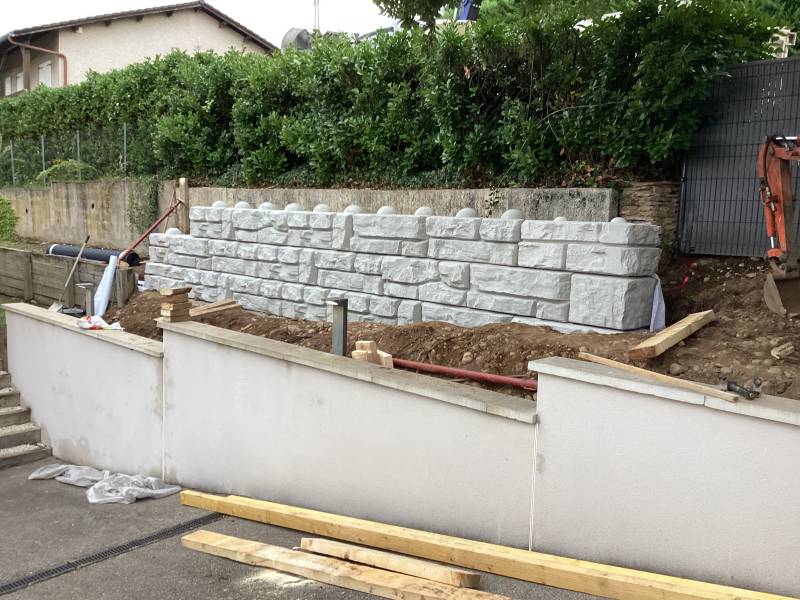 Mise en place d'un mur de soutènement en blocs béton Redi-Rock – Intervention à Reyrieux (Ain – 01600)