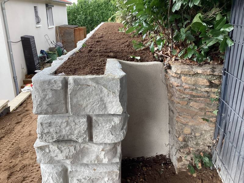 Mise en place d'un mur de soutènement en blocs béton Redi-Rock – Intervention à Reyrieux (Ain – 01600)