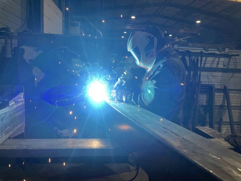 Fabrication en cours d’un portail coulissant autoportant motorisable – Secteur Villefranche-sur-Saône / Lyon