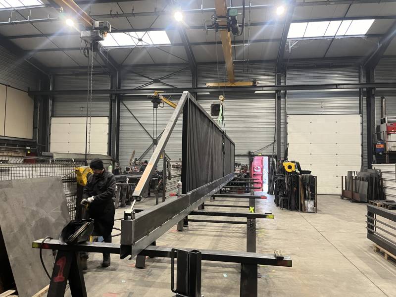 Fabrication en cours d’un portail coulissant autoportant motorisable – Secteur Villefranche-sur-Saône / Lyon