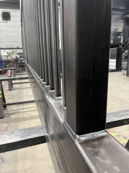 Fabrication en cours d’un portail coulissant autoportant motorisable – Secteur Villefranche-sur-Saône / Lyon