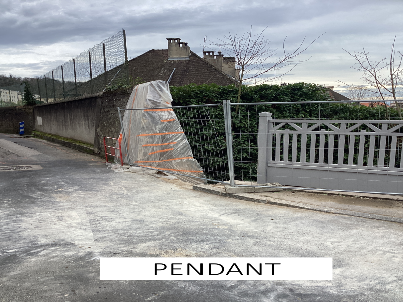 Travaux de démolition et renforcement d’un mur existant avec pose d’une clôture rigide sur plaque béton à Caluire..