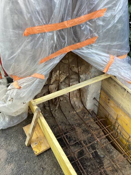 Travaux de démolition et renforcement d’un mur existant avec pose d’une clôture rigide sur plaque béton à Caluire..
