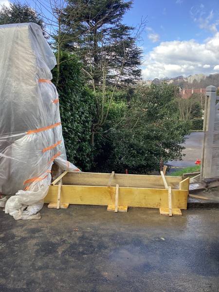Travaux de démolition et renforcement d’un mur existant avec pose d’une clôture rigide sur plaque béton à Caluire..