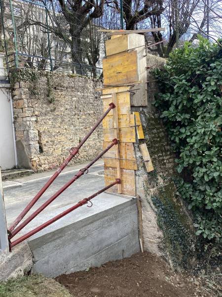 Travaux de démolition et renforcement d’un mur existant avec pose d’une clôture rigide sur plaque béton à Caluire..