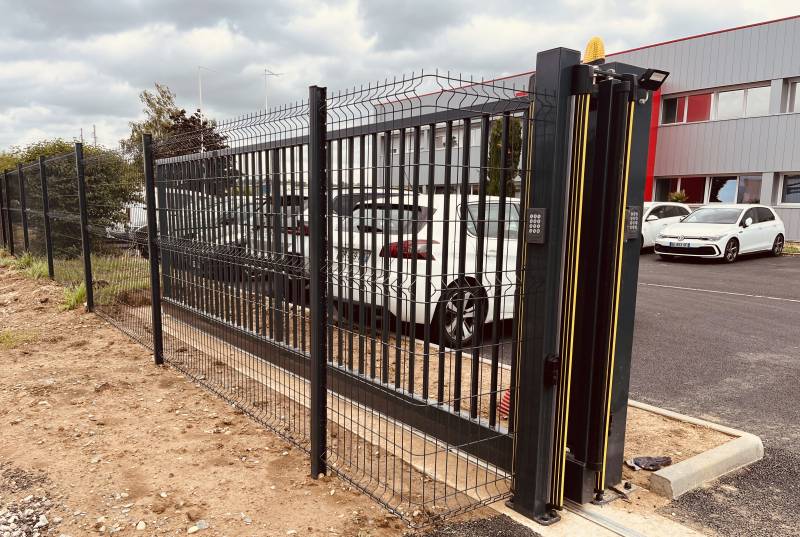 Portail coulissant pour site industriel à forte trafic 4 mètres 