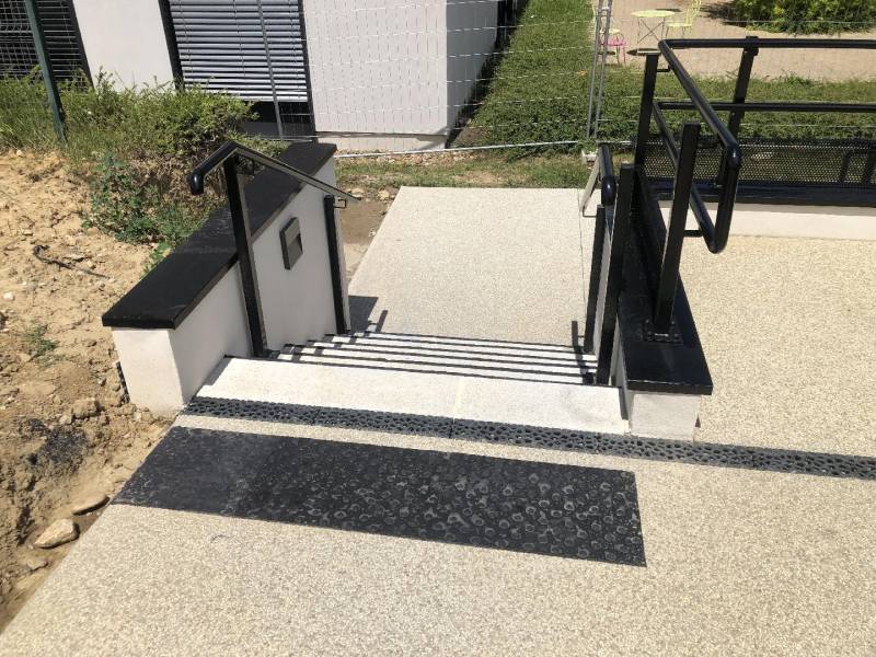 Rampe d'accès pour les personnes à mobilité réduite et main courante Hôpital de Neuville près de Lyon