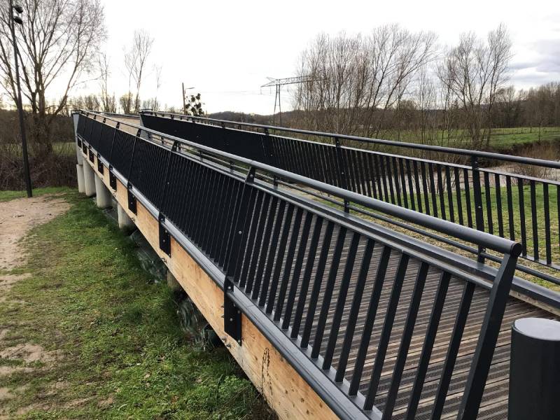 Aménagement des entrées et sorties d’une passerelle à Chazay d’Azergues par la pose de gardes corps, de portiques et de potelets metalliques.