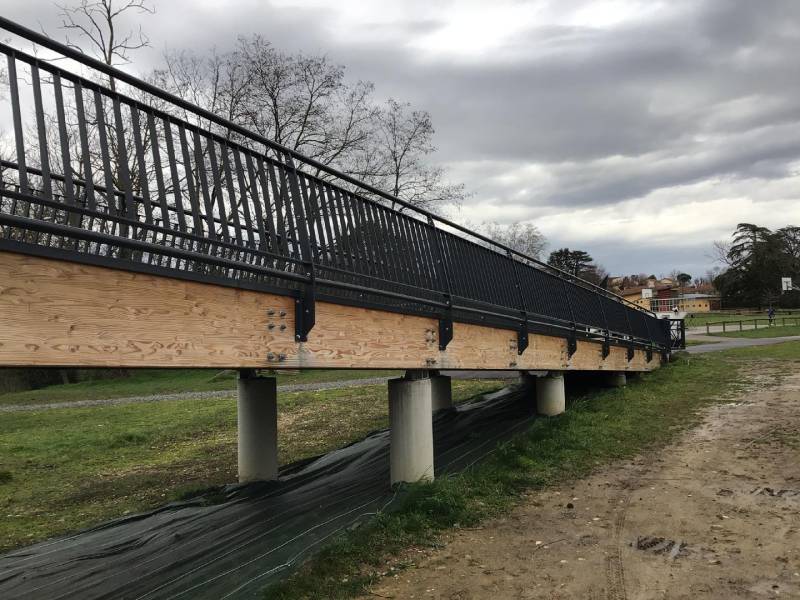 Aménagement des entrées et sorties d’une passerelle à Chazay d’Azergues par la pose de gardes corps, de portiques et de potelets metalliques.