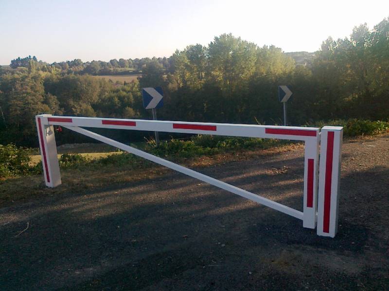 Installation d’une barrière sur le chemin communal de Toussieux dans l’AIN pour le filtrage voitures