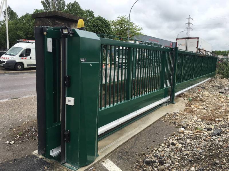 Mise en place d’un portail industriel coulissant autoportant de grande longueur à Chassieux, près de Lyon
