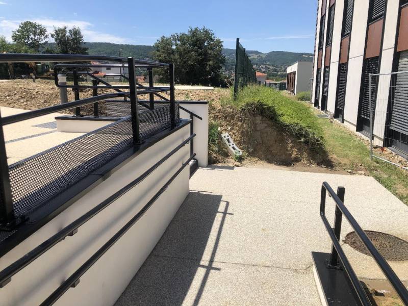 Rampe d'accès pour les personnes à mobilité réduite et main courante Hôpital de Neuville près de Lyon