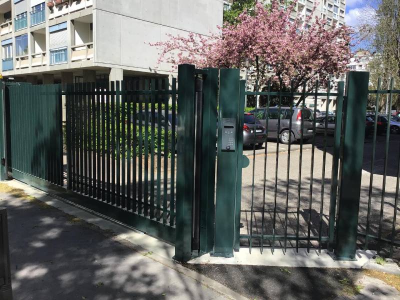 Portail coulissant sur mesure à lyon dans le Rhône