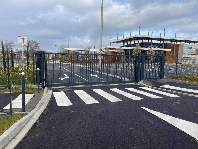 Fabrication de portillon sur mesure intégré à un portail motorisé à Villefranche-sur-Saône