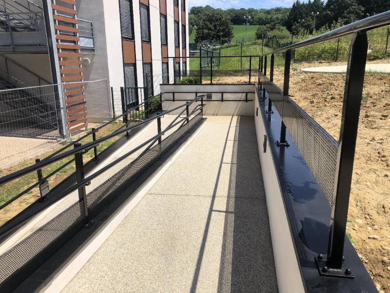 Rampe d'accès pour les personnes à mobilité réduite et main courante Hôpital de Neuville près de Lyon