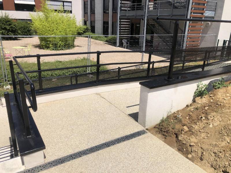 Rampe d'accès pour les personnes à mobilité réduite et main courante Hôpital de Neuville près de Lyon