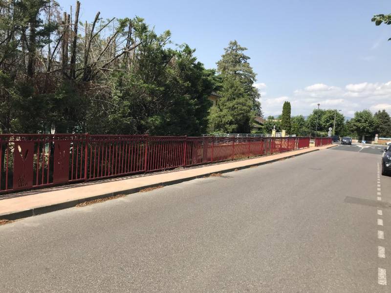 Fabrication et pose de clôture en barreaudage personnalisé à Jassans-Riottier