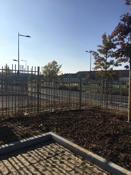 Clôture pour site industriel avec barreaudage style bambous pour auto école à Vaulx en Velin