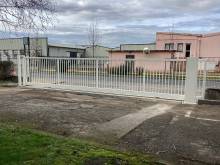 AM-BTP -  Fabrication de portail industriel en acier avec des barreaux motorisé grande longueur à Lyon en Rhône-Alpes